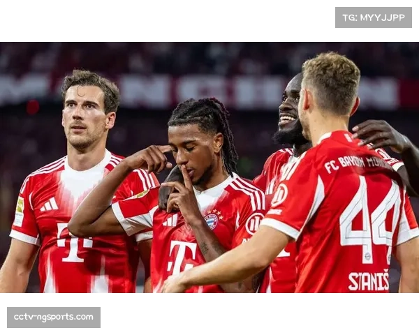 特写：拜仁新援穆阿尼在训练结束后加练射门至夜幕降临